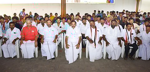 சேலத்தை அடுத்த ஓமலூரில் உள்ள அதிமுக கட்சி அலுவலகத்தில், அதிமுக பொதுச்செயலாளர் பழனிசாமி முன்னிலையில் மாற்றுக் கட்சியினர் பலர், அதிமுக-வில் இணைந்தனர். உடன் முன்னாள் அமைச்சர் ஓ.எஸ்.மணியன்.