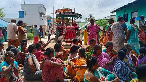 தங்கள் வீதியில் சாமி ஊர்வலம் நடத்தக்கோரி மறியல் போராட்டத்தில் ஈடுபட்ட பெண்கள்.