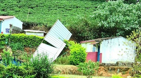 நீலகிரியில் கனமழைக்குப் பின் சூறாவளிக் காற்று: பல வீடுகளின் கூரைகள் பறந்ததால் அச்சம்