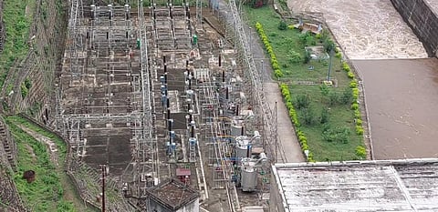 பில்லூர் அணையில் இருந்து வெளியேற்றப்படும் நீரை பயன்படுத்தி, மேற்கொள்ளப்பட்டு வரும் மின் உற்பத்தி.