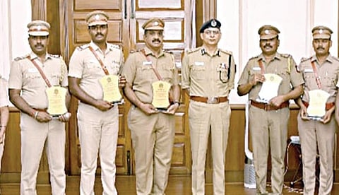 வடக்கு மண்டலத்தில் சிறந்து விளங்கிய 10 காவல் நிலையங்களுக்கு டிஜிபி சங்கர் ஜிவால் கேடயம் வழங்கி பாராட்டினார். அவற்றை அக்காவல் நிலைய போலீஸார் பெற்றுக் கொண்டனர்.