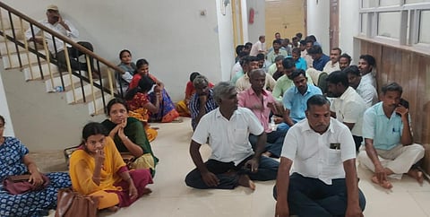 கடலூர் கோட்டாட்சியர் அலுவலகத்தில் தமிழ்நாடு கிராம நிர்வாக அலுவலர்கள் சங்கத்தினர் உள்ளிருப்பு போராட்டம்