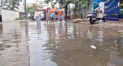 மாடம்பாக்கம் பகுதியில் தேங்கியுள்ள மழை நீர்.