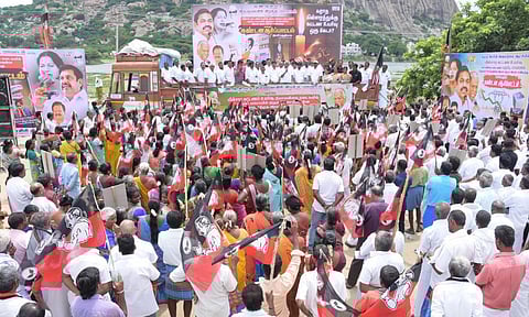 கிருஷ்ணகிரியில் அதிமுக சார்பில் மின் கட்டண உயர்வைக் கண்டித்து நடந்த ஆர்ப்பாட்டத்தில் அக்கட்சியின் துணை பொது செயலாளர் கே.பி.முனுசாமி எம்எல்ஏ பேசினார்.