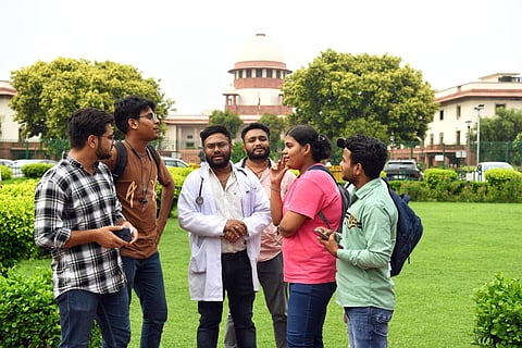 உச்ச நீதிமன்றத்தின் முடிவை அறிந்து கொள்வதற்காக கூடிய மாணவர்கள்