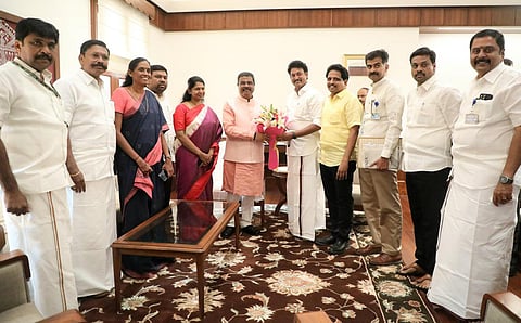 மத்திய அமைச்சர் தர்மேந்திர பிரதானுடன் தமிழக அமைச்சர் அன்பில் மகேஸ் மற்றும் எம்பிக்கள்.