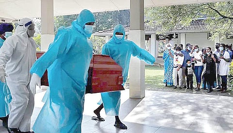 இலங்கையில் கரோனாவால் பாதிக்கப்பட்டு உயிரிழந்தவரின் உடல் எரியூட்ட கொண்டு செல்லப்பட்டது. (கோப்பு படம்)