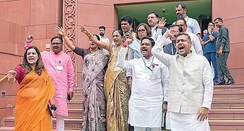 மத்திய பட்ஜெட் தாக்கலுக்கு பிறகு மகாராஷ்டிராவை சேர்ந்த காங்கிரஸ் மற்றும் சிவசேனா (யுபிடி) எம்.பி.க்கள் நேற்று நாடாளுமன்ற வளாகத்தில் ஆர்ப்பாட்டம் செய்தனர். மத்திய பட்ஜெட்டில் மகாராஷ்டிரா புறக்கணிக்கப்பட்டுள்ளதாக அவர்கள் குற்றம் சாட்டினர். படம்: பிடிஐ