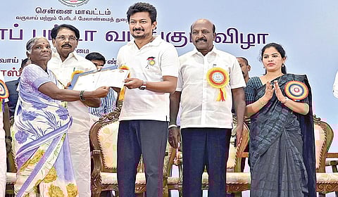 சோழிங்கநல்லூர் தொகுதியில் 2000 குடும்பங்களுக்கு வீட்டுமனை பட்டா வழங்கும் நிகழ்ச்சி, நீலாங்கரையில் நேற்று நடைபெற்றது. இதில் அமைச்சர்கள் உதயநிதி, மா.சுப்பிரமணியன், சாத்தூர் ராமச்சந்திரன், மேயர் பிரியா, எம்எல்ஏக்கள் அரவிந்த் ரமேஷ், எழிலன், துணை மேயர் மகேஷ்குமார், சென்னை மாவட்ட ஆட்சியர் ரஷ்மி சித்தார்த் ஜகடே, 14-வது மண்டல குழு தலைவர் எஸ்.வி.ரவிச்சந்திரன் உள்ளிட்டோர் பங்கேற்றனர்.படம்: எஸ்.சத்தியசீலன்