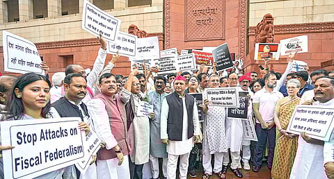 மத்திய பட்ஜெட்டை கண்டித்து டெல்லி நாடாளுமன்ற வளாகத்தில் நேற்று நடந்த ஆர்ப்பாட்டத்தில் காங்கிரஸ் மூத்த தலைவர் சோனியா காந்தி, எதிர்க்கட்சி தலைவர் ராகுல் காந்தி, சமாஜ்வாதி கட்சி தலைவர் அகிலேஷ் யாதவ் உள்ளிட்ட இண்டியா கூட்டணி கட்சிகளின் தலைவர்கள் கலந்துகொண்டனர். படம்: பிடிஐ