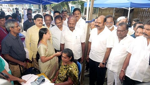 மருத்துவ முகாமை தொடங்கி வைக்கும் அமைச்சர்