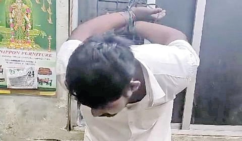 ஆம்னி பேருந்து நிறுவன ஊழியர்களால் கட்டிவைத்து தாக்கப்பட்ட ஓட்டுநர்.