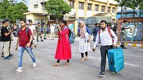 வங்கதேசத்தில் இருந்து திரிபுரா மாநில எல்லை வழியாக இந்தியா திரும்பிய மாணவர்கள்