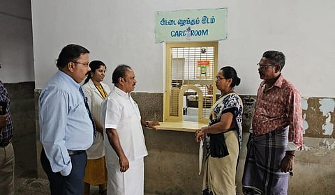 இஎஸ்ஐ மருந்தகங்களில் அமைச்சர் திடீர் ஆய்வு: மருந்து இருப்பு குறித்து கேட்டறிந்தார்