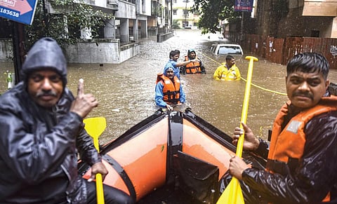 மகாராஷ்டிராவின் புனே நகரில் கனமழை காரணமாக தாழ்வான பகுதிகளில் வெள்ளம் சூழ்ந்துள்ளது. வெள்ளம் சூழ்ந்த ஒரு பகுதியில் நேற்று மீட்புப் பணியில் ஈடுபட்ட பாதுகாப்பு படை வீரர்கள். படம்: பிடிஐ