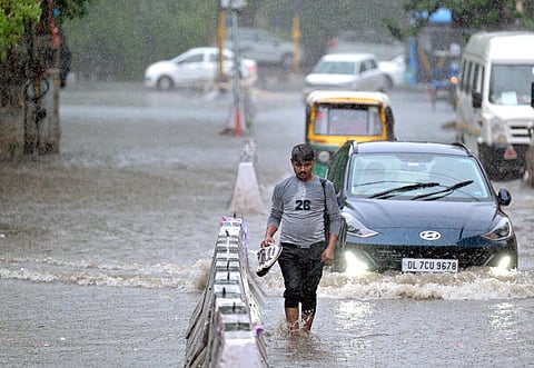 டெல்லிக்கு மஞ்சள் அலர்ட்: சாலைகளில் மழைநீர் தேங்கியதால் கடும் போக்குவரத்து நெரிசல்