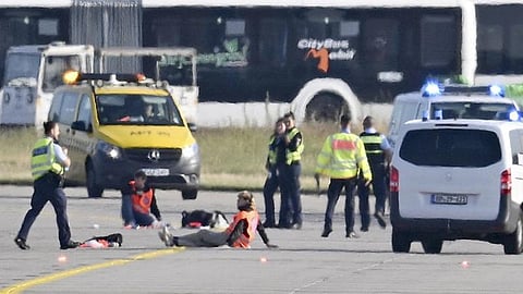 ஜெர்மனியில் விமான நிலையத்தை முற்றுகையிட்ட சூழலியல் ஆர்வலர்கள்: காரணம் என்ன?