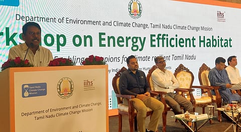 சுற்றுச்சூழல் துறை சார்பில் மின்சாரத்தை மிச்சப்படுத்தும் வகையில் குடியிருப்புகளை கட்டுவது தொடர்பான பயிலரங்கில் பேசுகிறார் சுற்றுச்சூழல் துறை செயலர் பி.செந்தில்குமார்.