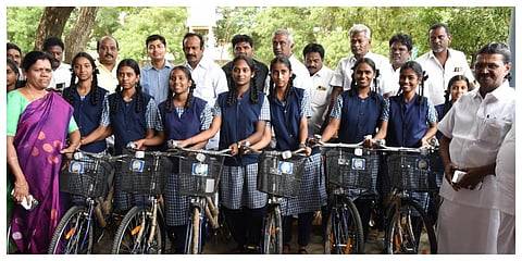 கோவை ஒண்டிப்புதூர் பகுதியில் உள்ள அரசு பள்ளியில் மாணவிகளுக்கு விலையில்லா மதிவண்டிகளை அமைச்சர் முத்துசாமி வழங்கினார்.