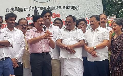 திமுக சார்பில் சென்னை மாவட்ட ஆட்சியர் அலுவலகம் அருகில் நடைபெற்ற ஆர்ப்பாட்டத்தில் முன்னாள் மத்திய அமைச்சர் தயாநிதி மாறன் உரையாற்றினர்.