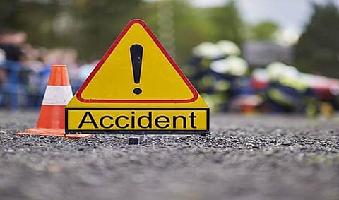 சத்தியமங்கலம் அருகே சாலை விபத்து: கல்லூரி மாணவர்கள் உட்பட 3 பேர் உயிரிழப்பு