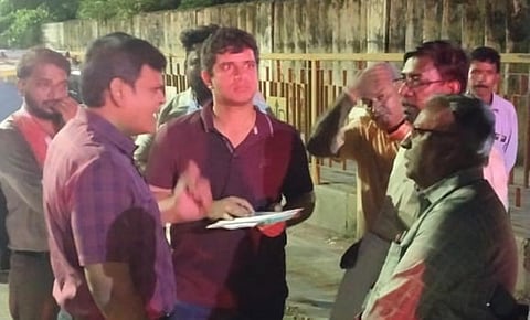 மாநகராட்சி பேருந்து தட சாலைகளில் இரவு நேரங்களில் நடைபெறும் தீவிர தூய்மை பணியை ஆய்வு செய்யும் மாநகராட்சி ஆணையர் ஜெ.குமரகுருபரன். உடன் வட சென்னை வட்டார துணை ஆணையர் கட்டா ரவி தேஜா.