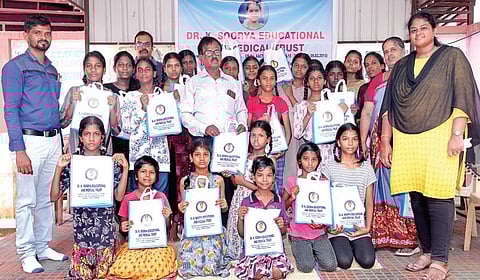 சென்னை கொசப்பேட்டையில் ஆதரவற்ற குழந்தைகளுக்கு டாக்டர் கே .சூர்யா அறக்கட்டளை சார்பில் நலத்திட்ட உதவிகளை வழங்கும்
முன்னாள் எல்ஐசி அதிகாரி எம்.கே .கருப்பையா, அருண் ரெயின்போ ஹோம்ஸ் நிர்வாகி லட்சுமி பிரியா உள்ளிட்டோர்.