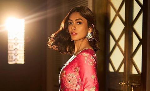 ‘சீதாராமம்’ இயக்குநர் படத்தில் மீண்டும் மிருணாள் தாக்குர்