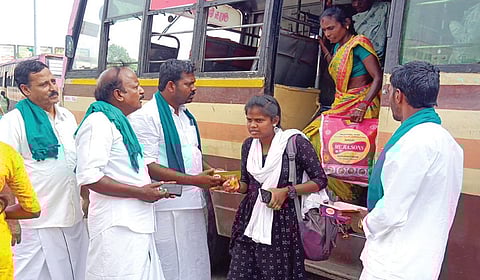 டெல்டா பாசனத்துக்காக மேட்டூர் அணை நேற்று திறக்கப்பட்டதை அடுத்து, நாகப்பட்டினம் புதிய பேருந்து நிலையத்தில் பயணிகளுக்கு இனிப்பு வழங்கிய விவசாயிகள்.