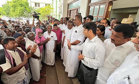 கோவை மாவட்ட ஆட்சியர் அலுவலகத்தில் எஸ்.பி. வேலுமணி உள்ளிட்டோர். | படம்: ஜெ.மனோகரன்