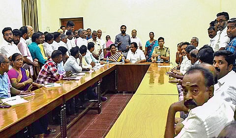 அமைச்சர் பி.மூர்த்தி தலைமையில் நடந்த பேச்சுவார்த்தையில் பங்கேற்ற ஆட்சியர் சங்கீதா, காவல்துறை, தேசிய நெடுஞ்சாலைத் துறை அதிகாரிகள் மற்றும் போராட்டக் குழுவினர். | படங்கள்: எஸ்.கிருஷ்ணமூர்த்தி |