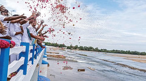 திருச்சி முக்கொம்பு அணையில் பூக்கள், நெல்மணிகளை தூவி காவிரி நீரை வரவேற்ற விவசாயிகள். படம்: ர.செல்வமுத்துகுமார்
