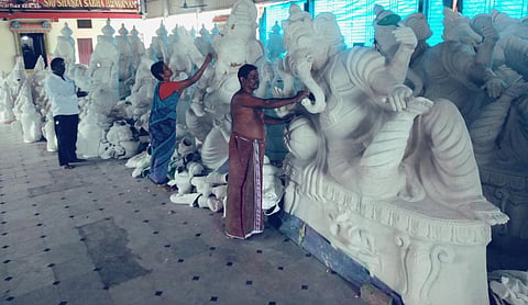 கும்பகோணம்: விநாயகர் சதுர்த்திக்காக மரவள்ளிக் கிழங்கில் சிலைகள் வடிவமைப்பு