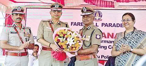 சென்னை பெருநகர முன்னாள் காவல் ஆணையரும், டிஜிபியுமான ஏ.கே.விஸ்வநாதன் நேற்றுடன் பணி ஓய்வு பெற்றதையொட்டி, அவருக்கு மலர்க்கொத்து வழங்கிப் பாராட்டினார் சட்டம்-ஒழுங்கு டிஜிபி சங்கர் ஜிவால். உடன், சென்னை காவல் ஆணையர் அருண், விஸ்வநாதனின் மனைவியும், டிஜிபியுமான சீமா அகர்வால். படம்: ம.பிரபு