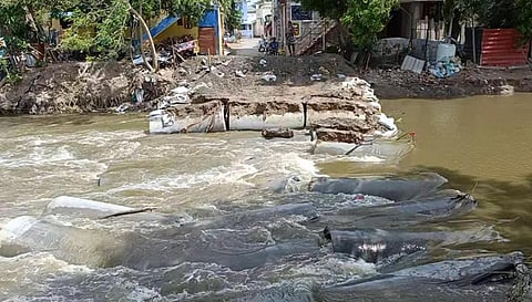கரூர் அருகே குடியிருப்புகளைச் சூழ்ந்த காவிரி வெள்ளம்; தற்காலிக பாலம் முற்றிலும் சேதம்