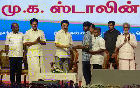 அரசுப் பள்ளிகளில் படித்து சிறந்த உயர்கல்வி நிறுவனங்களில் சேர்க்கை பெற்ற மாணவர்களுக்கு சென்னையில் நடைபெற்ற பாராட்டு விழாவில் முதல்வர் மு.க.ஸ்டாலின் சான்றிதழ்கள் வழங்கி சிறப்பித்தார். இந்நிகழ்வில் உயர்கல்வித் துறை க.பொன்முடி, பள்ளிக்கல்வித் துறை அமைச்சர் அன்பில் மகேஸ் பொய்யாமொழி, சுகாதாரத் துறை அமைச்சர் மா.சுப்ரமணியன், அறநிலையத் துறை அமைச்சர் பி.கே.சேகர் பாபு உள்ளிட்டோர் பங்கேற்றனர். படங்கள்: எஸ்.சத்தியசீலன்