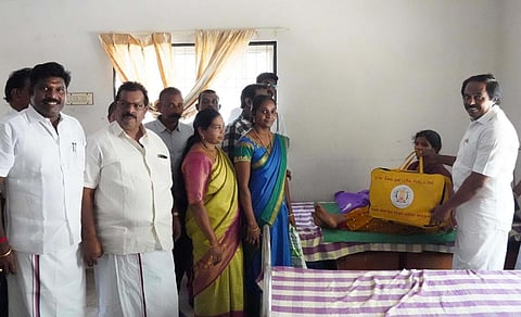 சுருளகோடு அரசு சுகாதார நிலைய நலவாழ்வு மையத்தில் பாலூட்டும் தாய்மார்களுக்கு அமைச்சர் மனோதங்கராஜ் தாய்சேய் நல பெட்டகத்தினை வழங்கினார்.