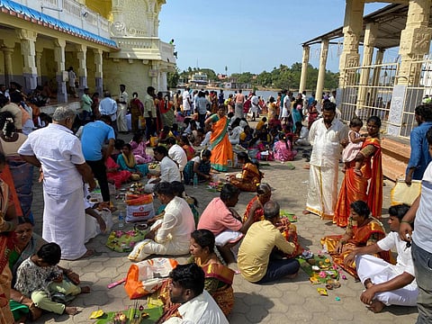 தஞ்சாவூர் மாவட்டம் திருவையாறு காவிரி ஆற்றின் படித்துறையில் இன்று காலை ஆடிப்பெருக்கு விழாவில் பங்கேற்ற பொதுமக்கள். படங்கள் ஆர் .வெங்கடேஷ்.