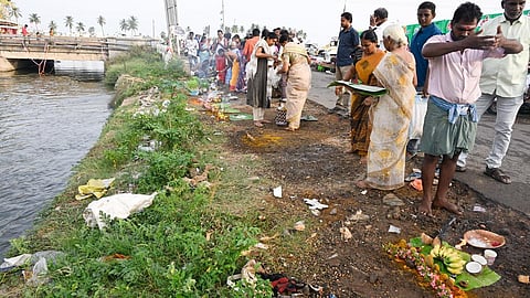 திருவையாறு புஷ்ப படித்துறையில் காவிரித் தாய்க்கு படையலிட்டு, மஞ்சள் கயிறு கட்டிக்கொண்ட பெண்கள். படம்: ஆர்.வெங்கடேஷ்