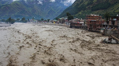 இமாச்சல பிரதேசத்தில் பெய்த கனமழையால் வெள்ளத்தில் அடித்துச் செல்லப்பட்ட கிராமம்