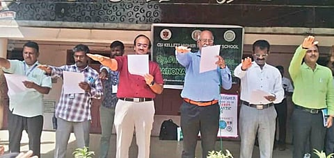 சென்னை திருவல்லிக்கேணி சி.எஸ்.ஐ. கெல்லட் மேல்நிலைப் பள்ளியில் சுகாதார விழிப்புணர்வு பேரணி மற்றும் உறுதிமொழி ஏற்பு நிகழ்ச்சி சமீபத்தில் நடந்தது. இந்நிகழ்ச்சியில் சென்னை மாநகராட்சி சுகாதார கல்வி அலுவலர் டி.ஜி.சீனிவாசன், சென்னை மாவட்ட தேசிய பசுமைப் படை ஒருங்கிணைப்பாளர் ஜி.தங்கராஜ், பள்ளியின் தலைமையாசிரியர் டி.நிக்ஸன் உள்ளிட்டோர் கலந்து கொண்டு மாணவர்கள், ஆசிரியர்களுடன் உறுதிமொழி எடுத்துக் கொண்டனர்.