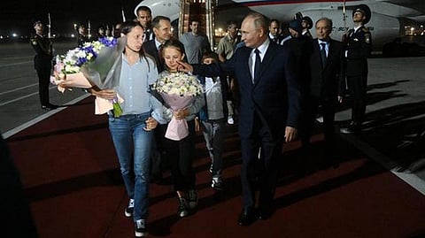 ரஷ்ய உளவாளி தம்பதி ஆர்டெம் டல்ட்சேவ், அவருடைய மனைவி அன்னா டல்ட்சேவ், குழந்தைகளை அழைத்துச் சென்ற அதிபர் புதின்.