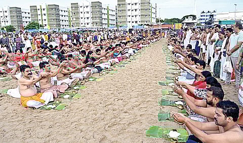 சென்னை மகாலிங்கபுரத்தில் உள்ள ஸ்ரீ ஐயப்ப பக்த சபா சார்பில், கேரளாவில் நிலச்சரிவில் உயிரிழந்தவர்களுக்கும், தங்களது முன்னோர்களுக்கும் ஏராளமானோர் பட்டினப்பாக்கம் கடற்கரையில் தர்ப்பணம் கொடுத்தனர். | படம்: எஸ்.சத்தியசீலன் |