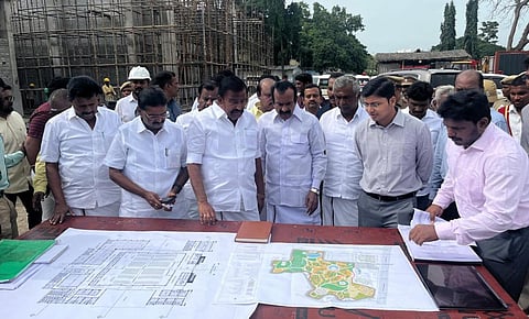 கோவை காந்திபுரம் மத்திய சிறை அருகே அமைக்கப்பட்டு வரும் செம்மொழி பூங்கா பணிகளை இன்று காலை தமிழக நகராட்சி நிர்வாகத்துறை அமைச்சர் கே.என்.நேரு மற்றும் வீட்டு வசதித்துறை அமைச்சர் முத்துசாமி ஆகியோர் ஆய்வு செய்தனர். (படம்: ஜெ.மனோகரன்)