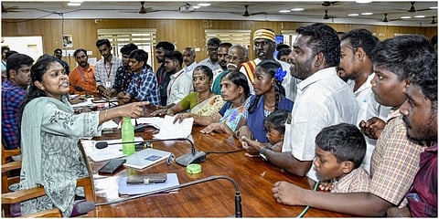 தஞ்சாவூர் மாவட்ட ஆட்சியர் அலுவலகத்தில் பள்ளி மாணவர்களுடன் மனு கொடுக்க வந்தவர்களை கடுமையாக எச்சரித்த மாவட்ட ஆட்சியர் பிரியங்கா பங்கஜம். | படம்: ஆர்.வெங்கடேஷ்.