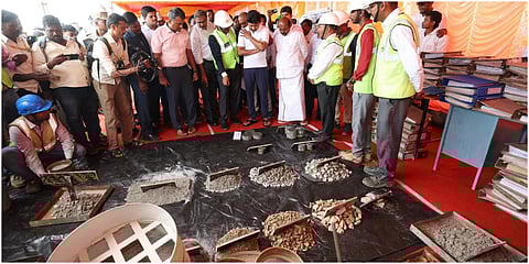 பல்வேறு சாலைப் பணிகளுக்கான சாத்தியக்கூறுகள் குறித்து அமைச்சர் எ.வ.வேலு மற்றும் அதிகாரிகளுடன் அமைச்சர் உதயநிதி ஸ்டாலின் ஆய்வு செய்தார்.