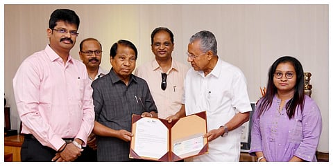 கேரள முதல்வர் பினராயி விஜயனிடம் ரூ.1 கோடிக்கான வரைவோலையை விஐடி பல்கலைக்கழக வேந்தர் ஜி.விசுவநாதன் வழங்கினார்.