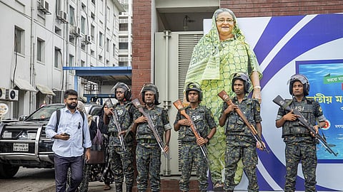 வங்கதேசத்தில் திடீர் ராணுவ ஆட்சி: பிரதமர் பதவியை ராஜினாமா செய்த ஷேக் ஹசீனா இந்தியாவில் தஞ்சம்