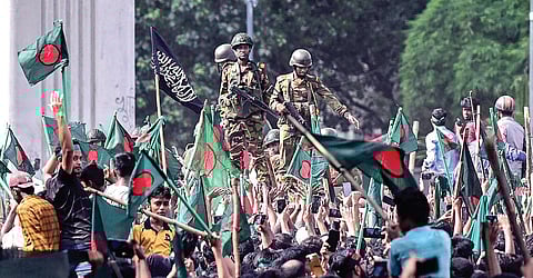 வங்கதேச தலைநகர் டாக்காவில் ராணுவ வீரர்களின் பாதுகாப்பு அரணை தாண்டி பிரதமரின் இல்லத்தில் போராட்டக்காரர்கள் நுழைந்தனர். படம்: ஏஎப்பி