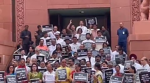 ஆயுள் காப்பீட்டு பிரீமியம் மீதான ஜிஎஸ்டிக்கு எதிராக இண்டியா கூட்டணி எம்.பி.க்கள் ஆர்ப்பாட்டம்